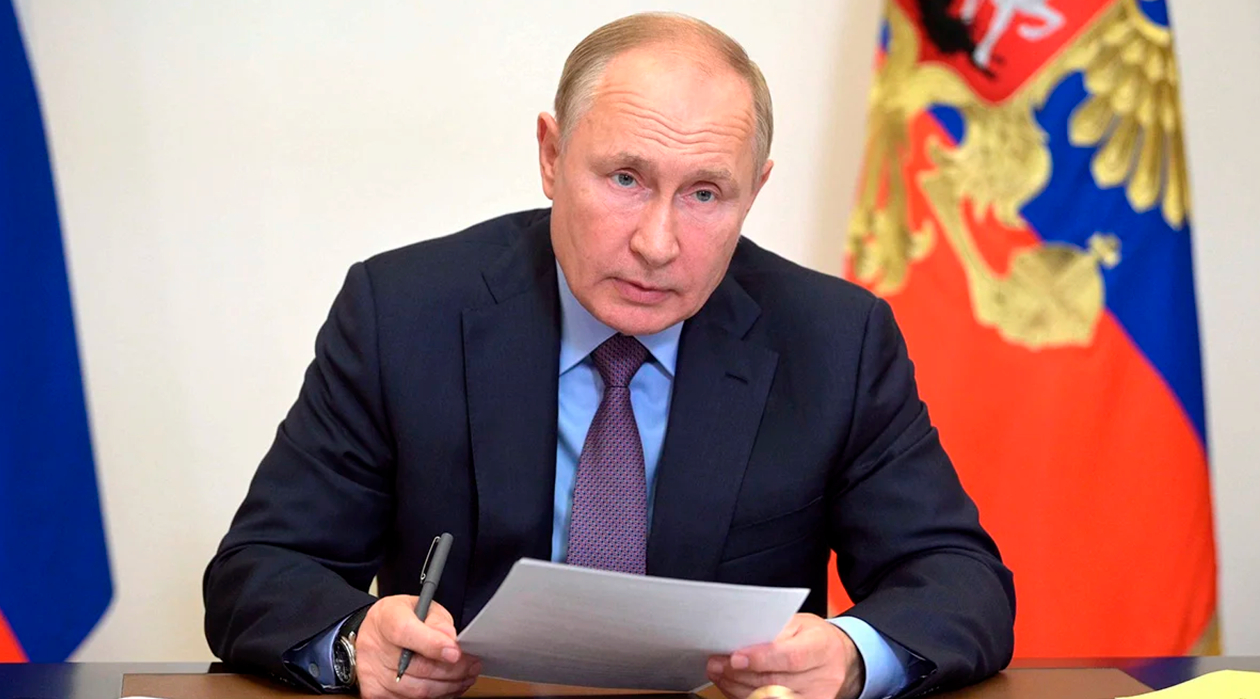 Путин подписал закон о запрете увольнять вдов участников СВО