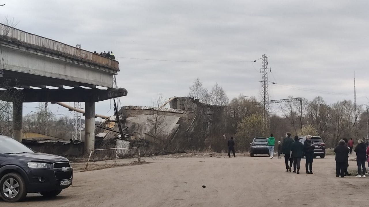 В Смоленской области мост рухнул на железную дорогу