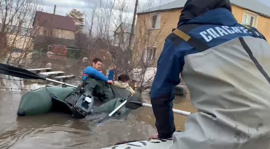 В затопленном СНТ в Оренбурге спасли двух человек