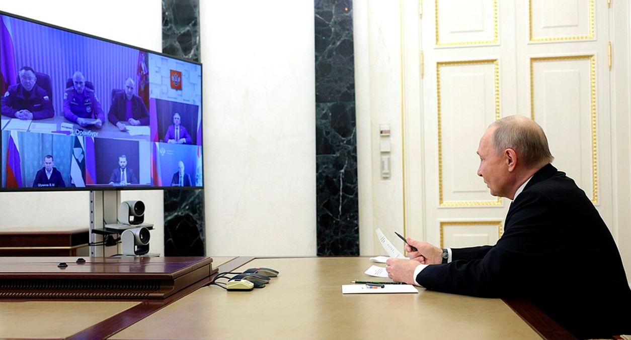 Путин призвал чиновников думать о восстановлении жилья в регионах паводка