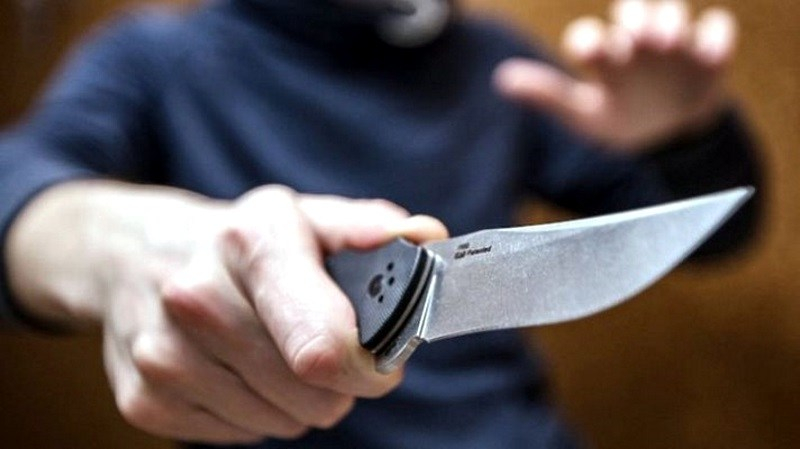 В Уфе вооруженный ножом мужчина порезал себе лицо, после чего напал на полицейских