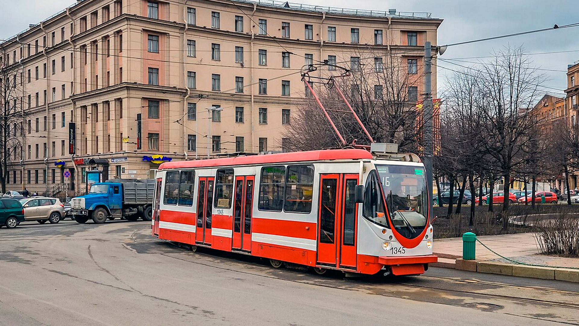 В Петербурге трамвай протаранил толпу людей