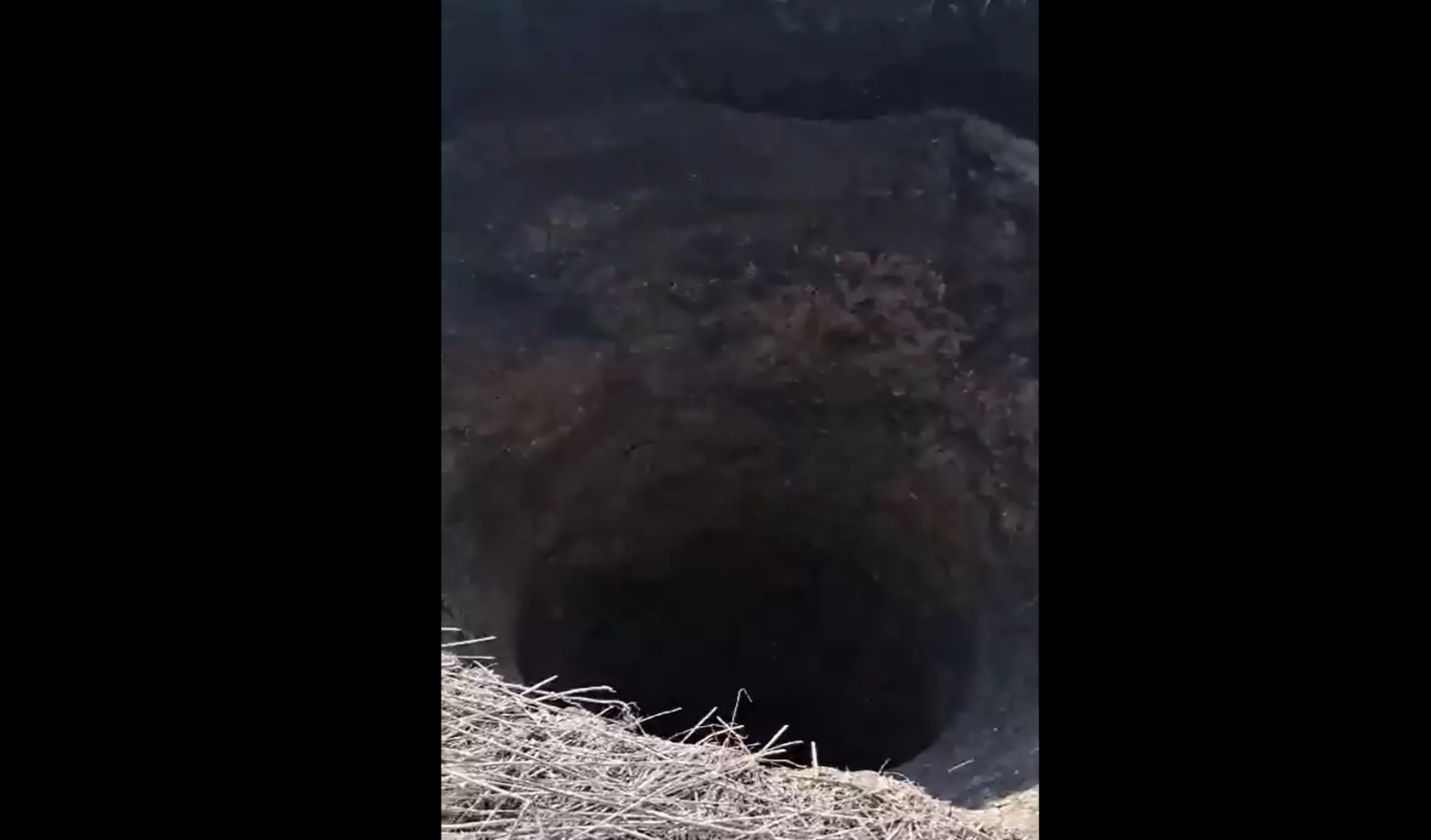 В поле Ростовской области образовался «бездонный» кратер