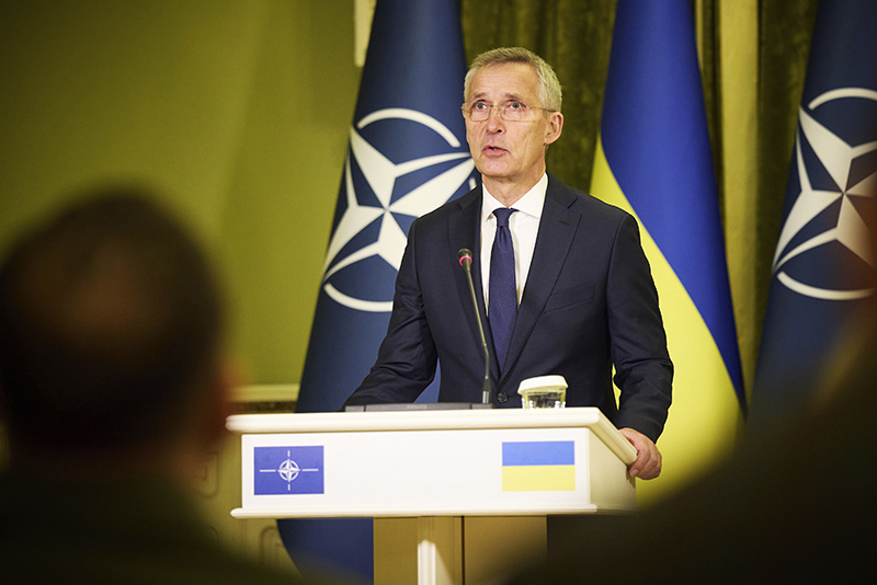 Столтенберг призвал Украину обеспечить себя солдатами без помощи НАТО
