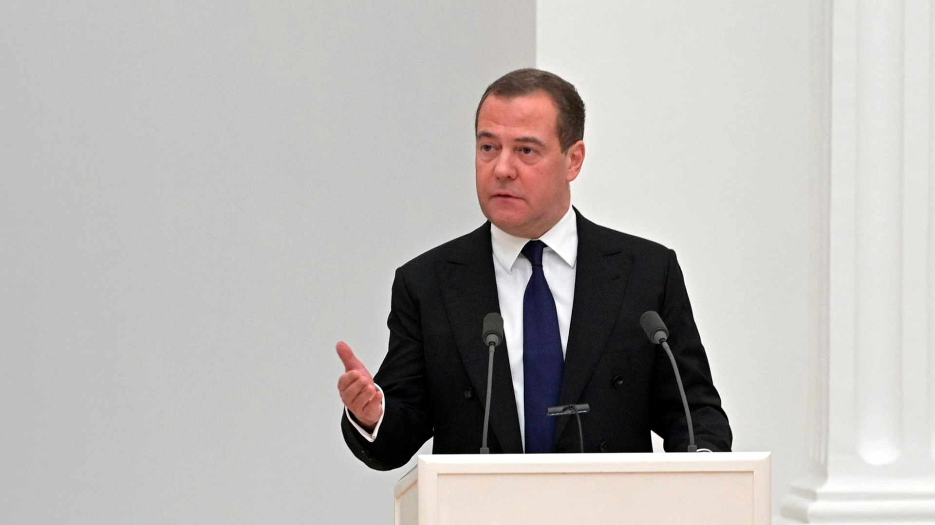 Медведев прокомментировал новость о подготовке покушения на Зеленского