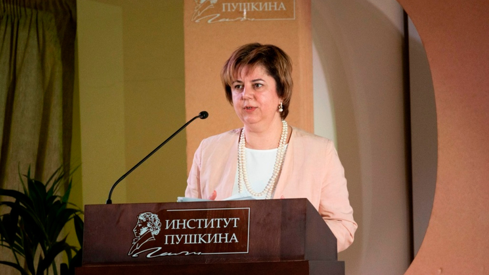 Ректора Института русского языка уволили после скандала с сертификатами для мигрантов