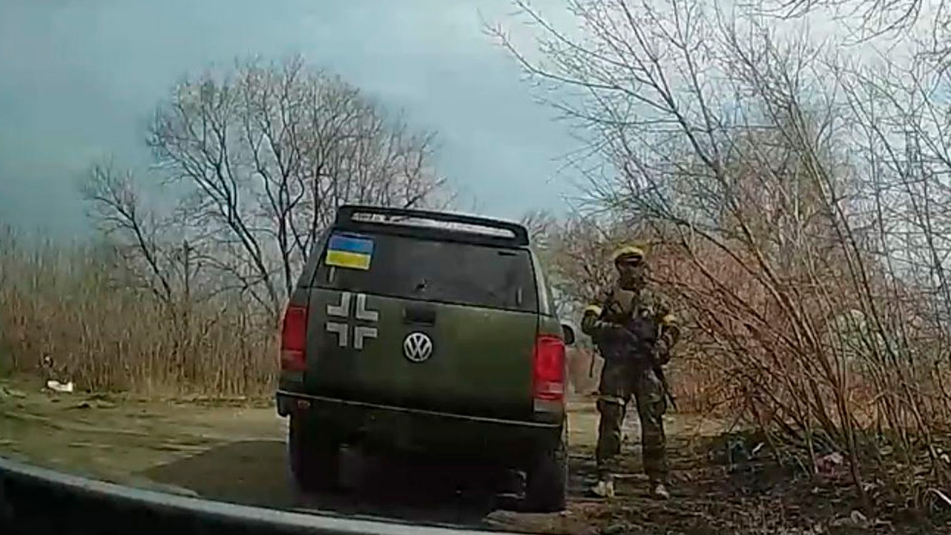 Украинские военные обокрали мужчину на блокпосту