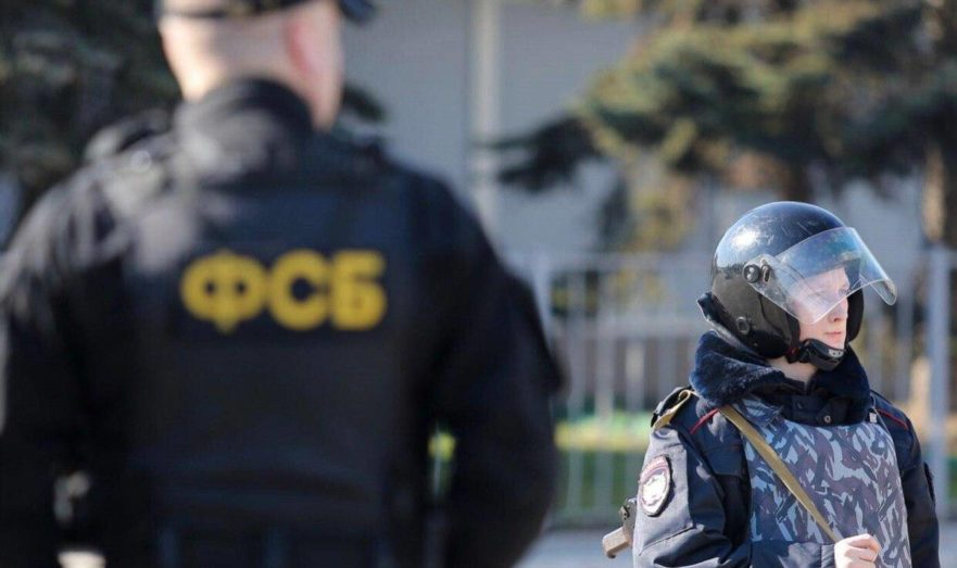ФСБ начала десятки обысков по делу замглавы Минобороны Иванова