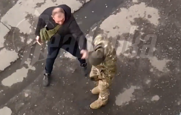 В багажнике под запаской и на велосипеде с надувным кругом: жители Украины бегут из страны