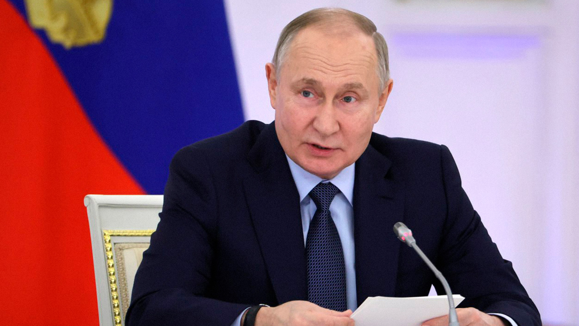 Путин призвал обеспечивать стабильность общественно-политической системы