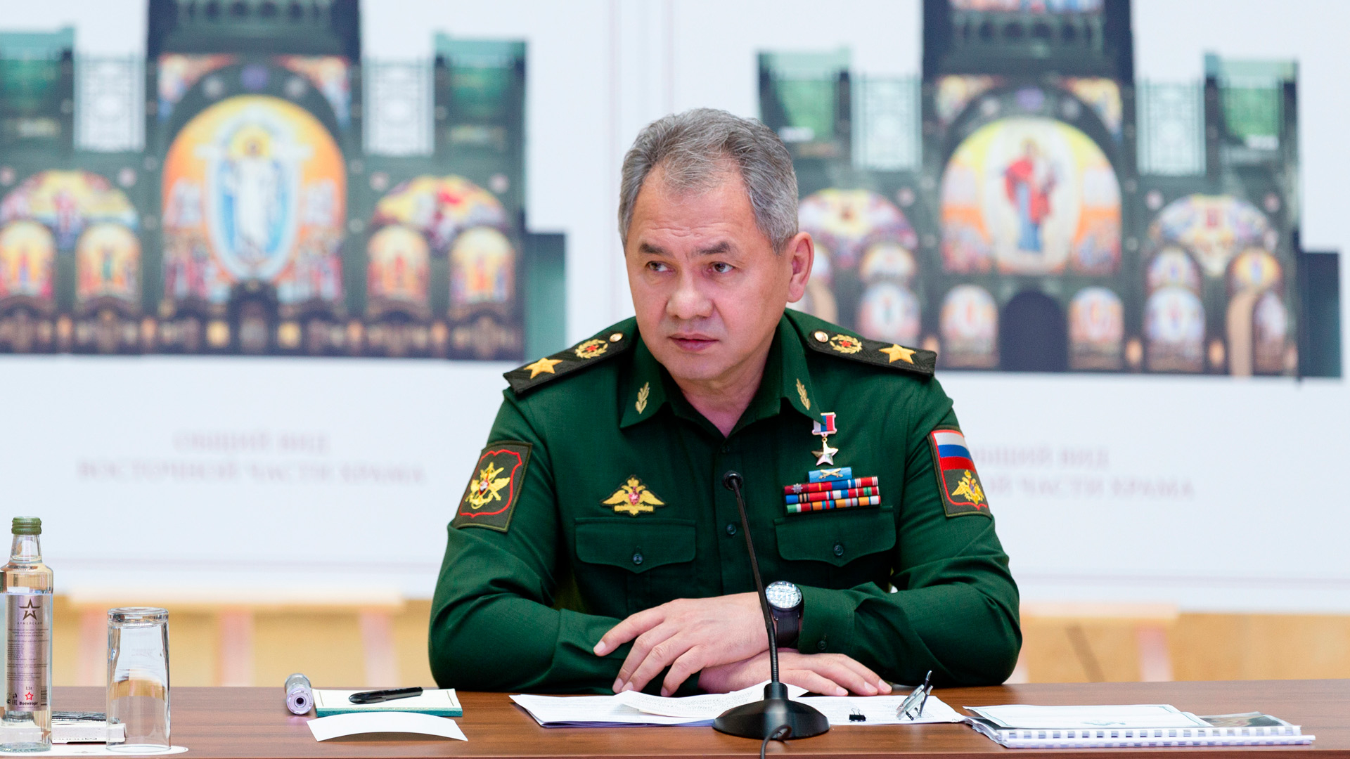 Шойгу: войска НАТО у границ России создали дополнительные угрозы