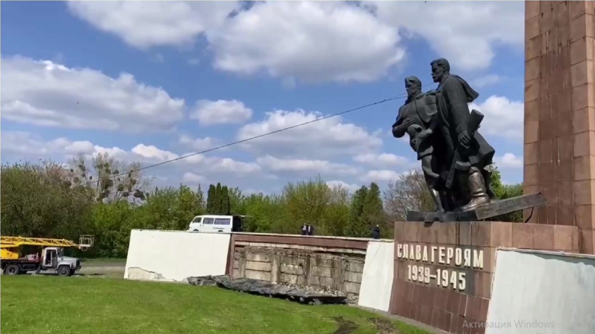 В украинском городе Ровно разгромили мемориал советским солдатам