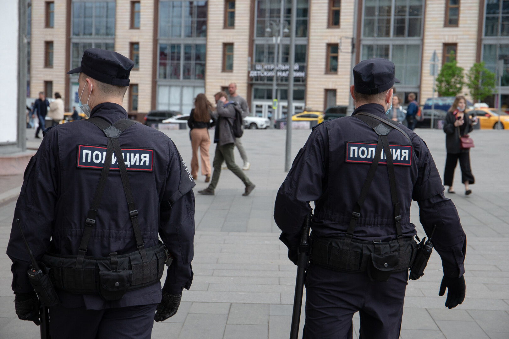 В Приморье задержали двух мигрантов за попытку дать взятку полиции