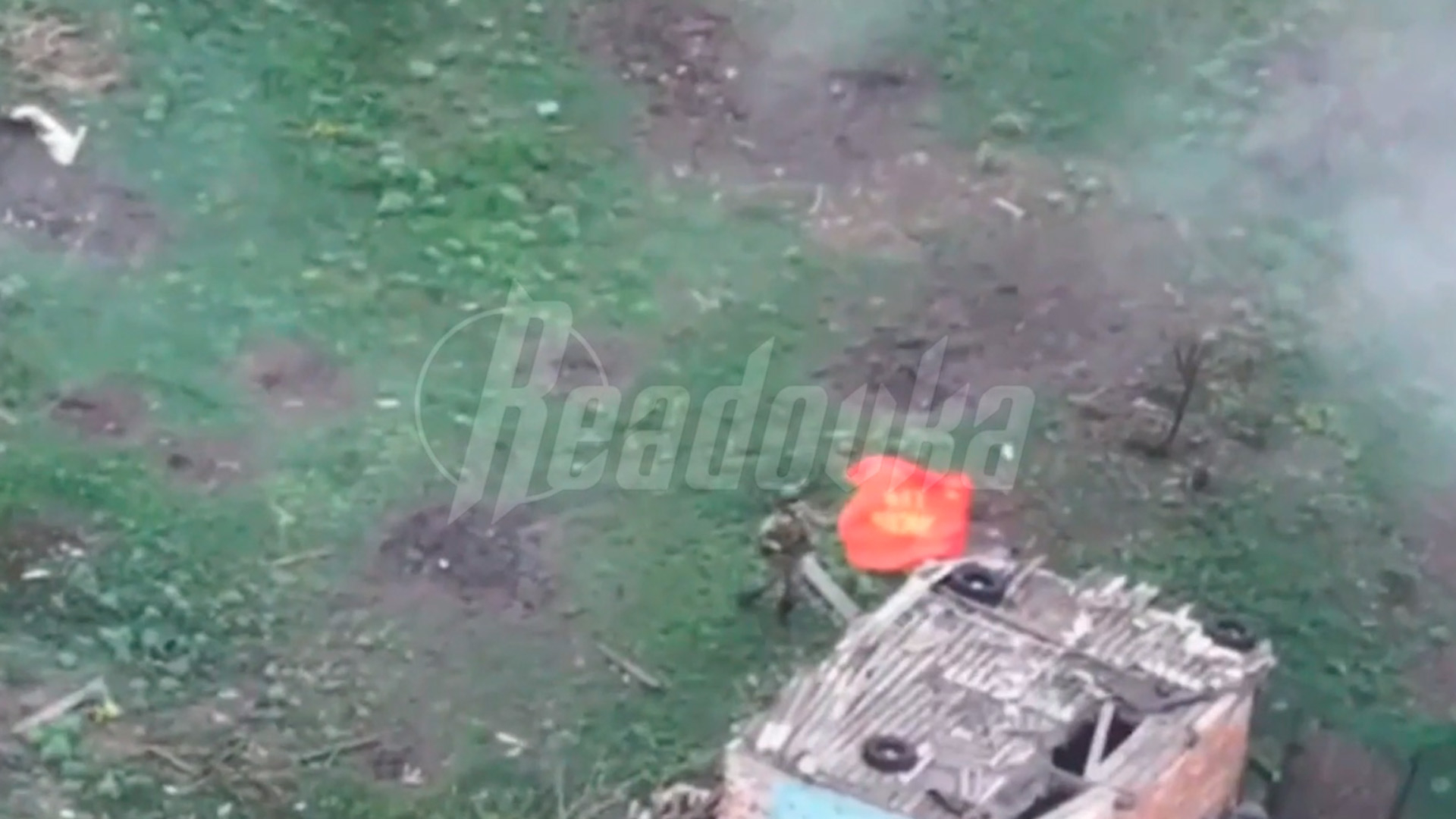 Русский боец водрузил флаг бригады в центре Семеновки