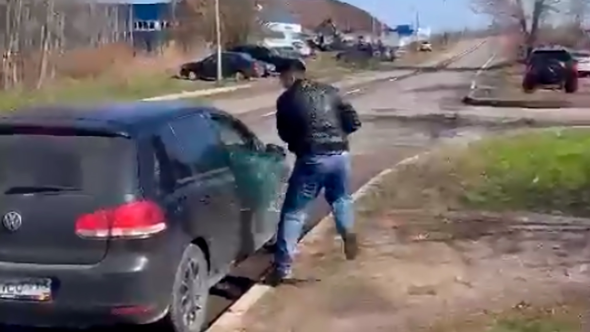 В Петербурге мигрант из мести разнес железной трубой машину экс-начальницы
