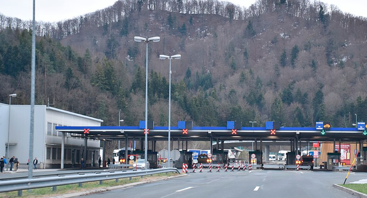 Автобус с пассажирами из России застрял на литовской границе