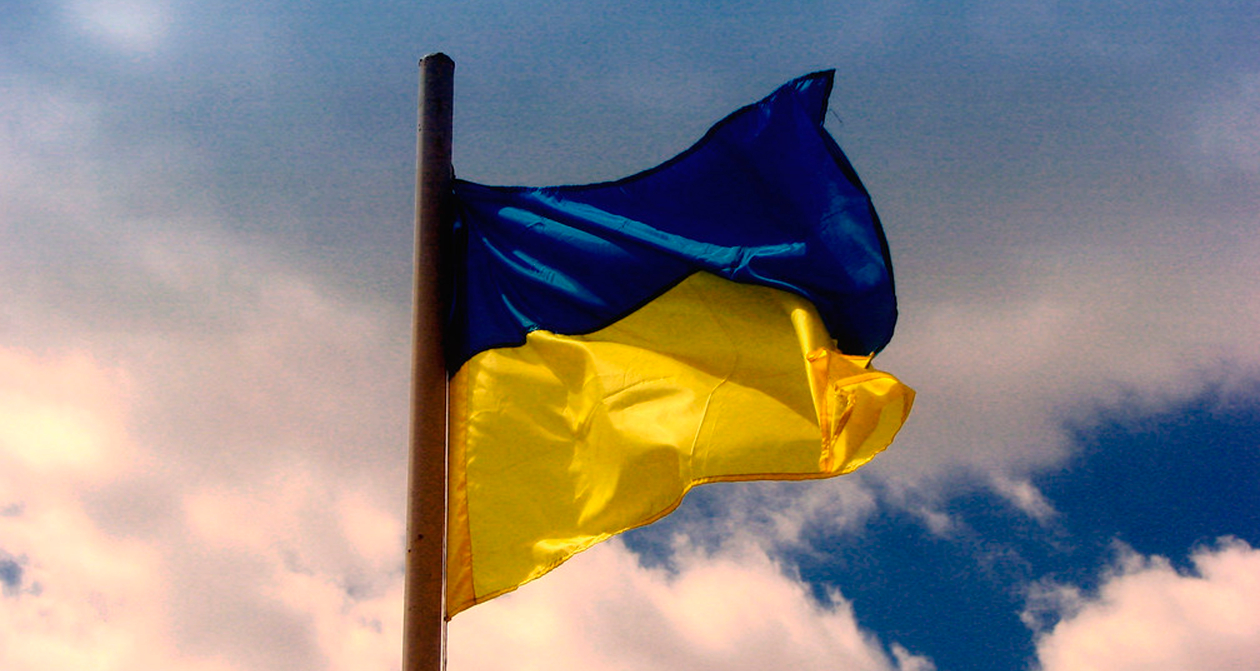 В Челябинске на автосалоне появился большой флаг Украины