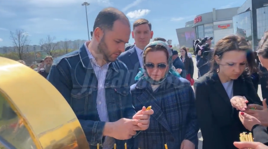 У мемориала на месте теракта в «Крокусе» прошла панихида