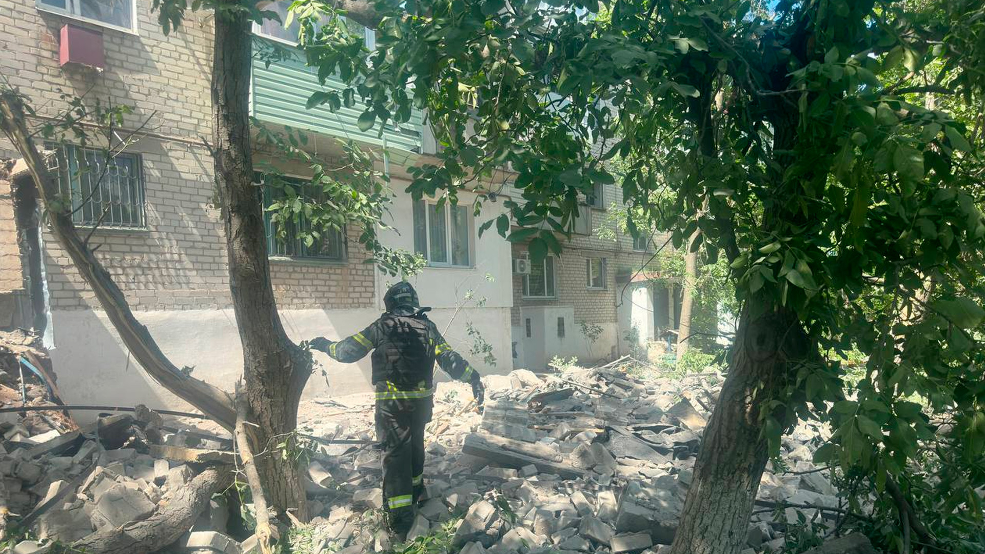 Украинская ракета попала в пятиэтажный дом в Токмаке Запорожской области