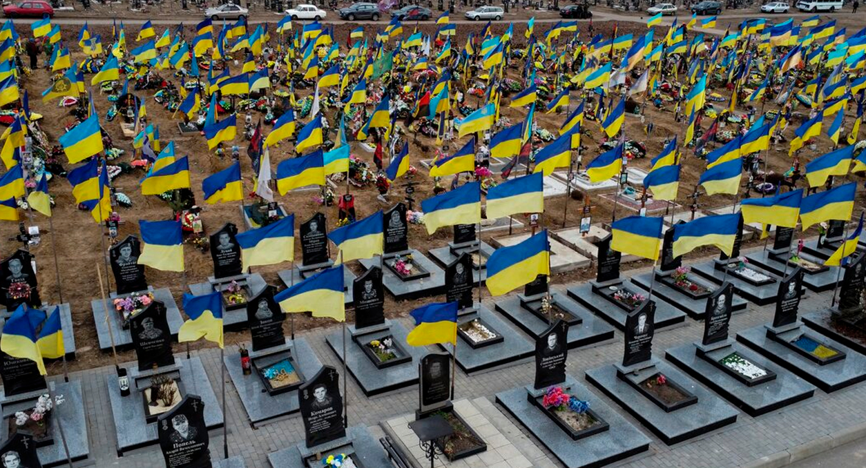 На Украине с могил военных убрали флаги
