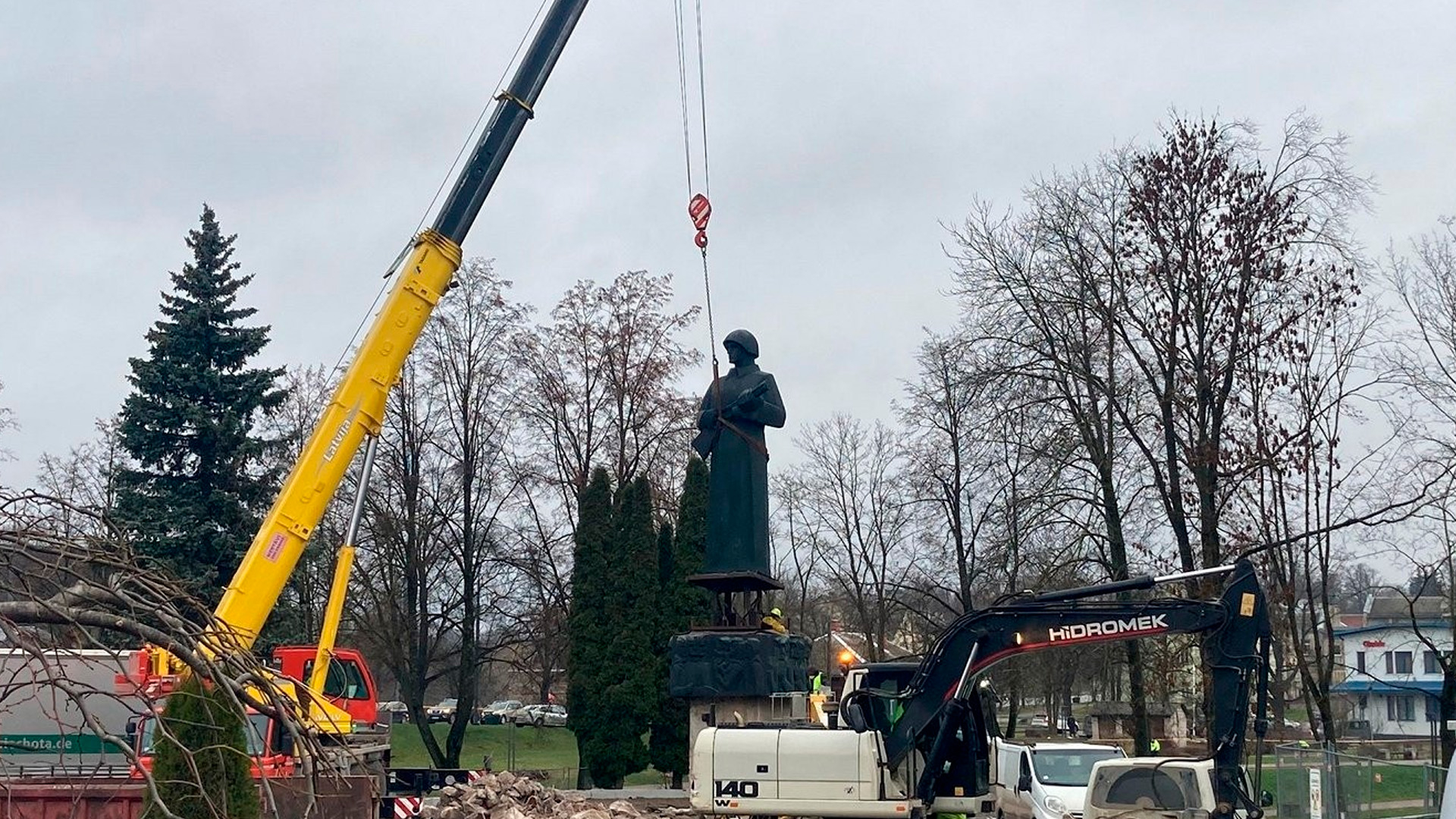 В Латвии арестовали мужчину за возложение цветов к снесенному памятнику