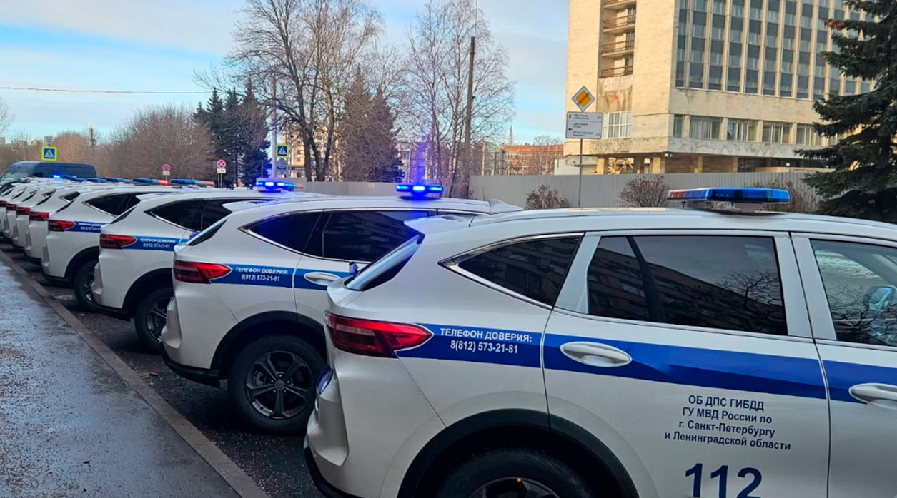 В Петербурге мигранты на каршеринге улетели в котлован во время погони ДПС