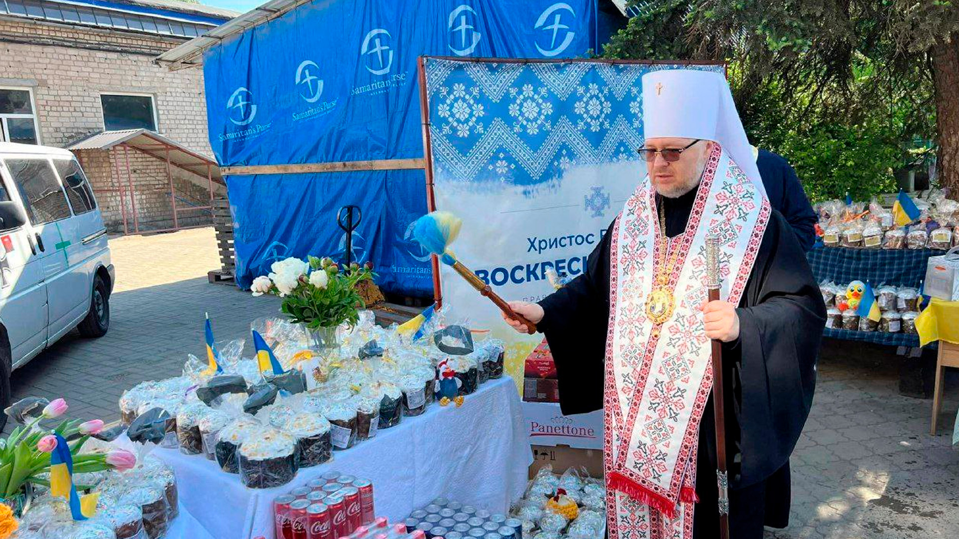 Украинских священников застали в машине с нацистской символикой