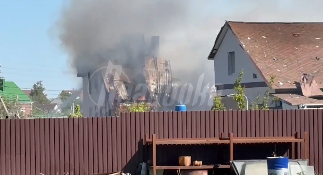 В Белгороде крупный пожар охватил несколько частных домов