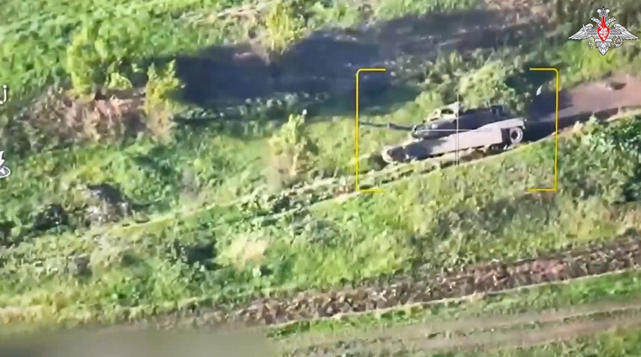 Уничтожение американского танка Abrams и бегство экипажа попало на видео