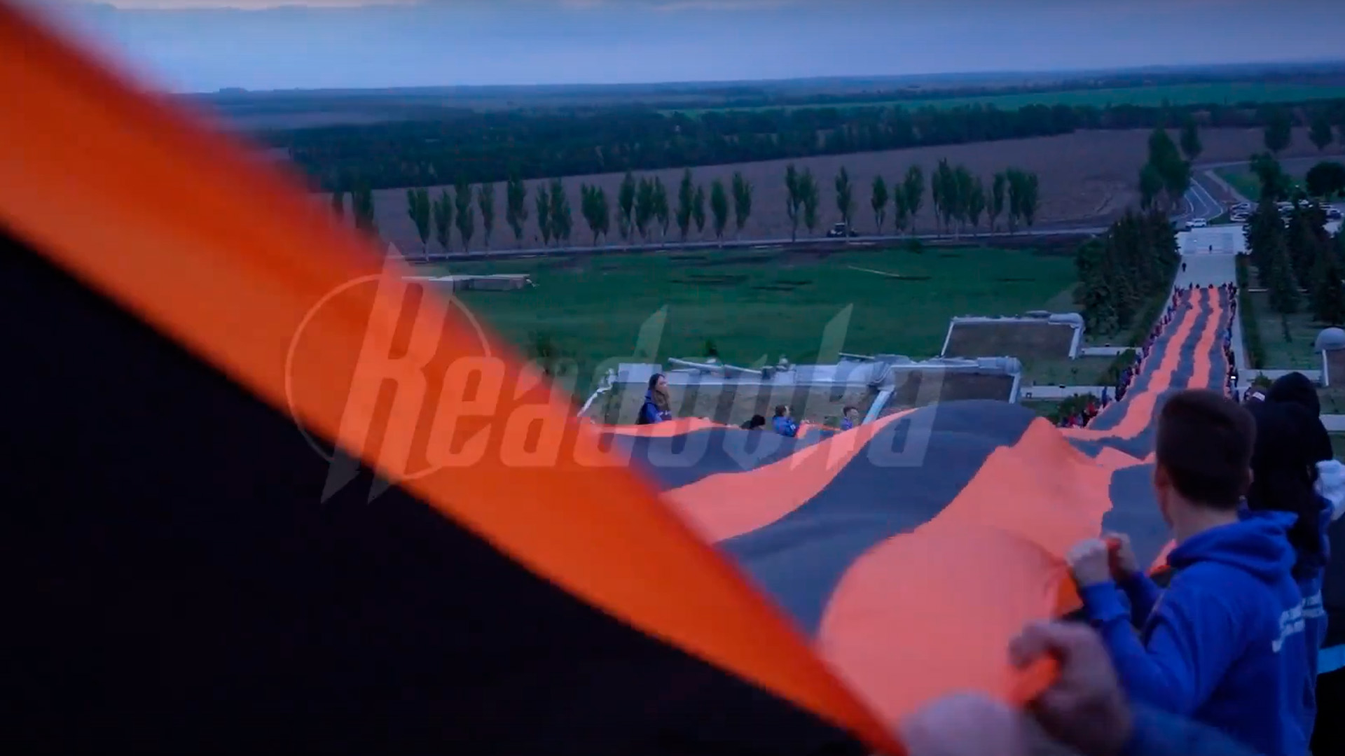 В ДНР развернули 300-метровую Георгиевскую ленту в преддверии Дня Победы