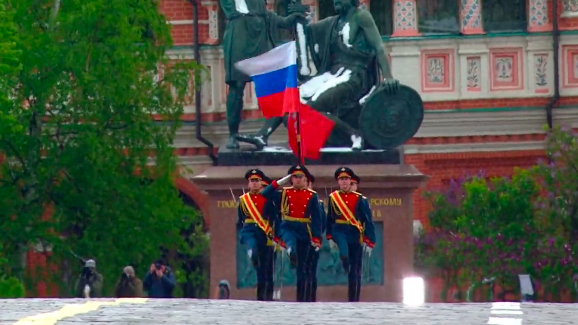 Парад в честь Дня Победы начался на Красной площади в Москве