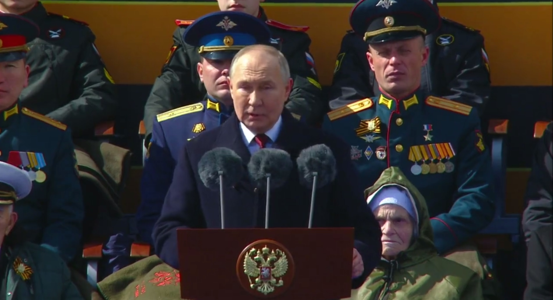 Путин на Параде Победы назвал участников СВО героями