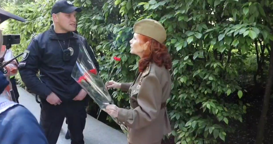 В Киеве полиция не пустила к Вечному огню пенсионерку из-за советской символики