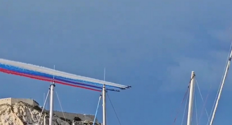 Французские летчики во время парада над Марселем нечаянно нарисовали флаг России