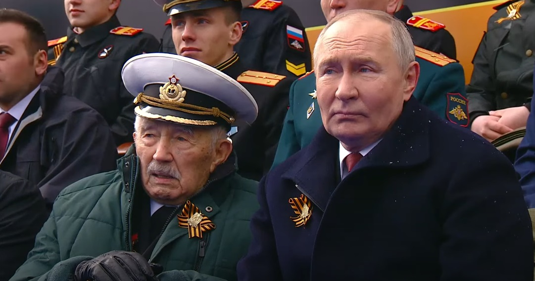 За спиной Путина на Параде Победы оказался знаменитый морпех Струна