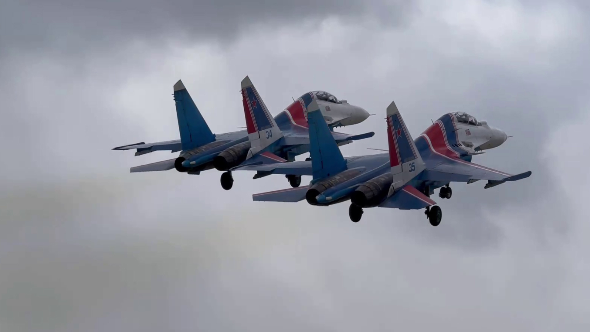 «Русские витязи» и «Стрижи» поднялись в воздух для парада Победы