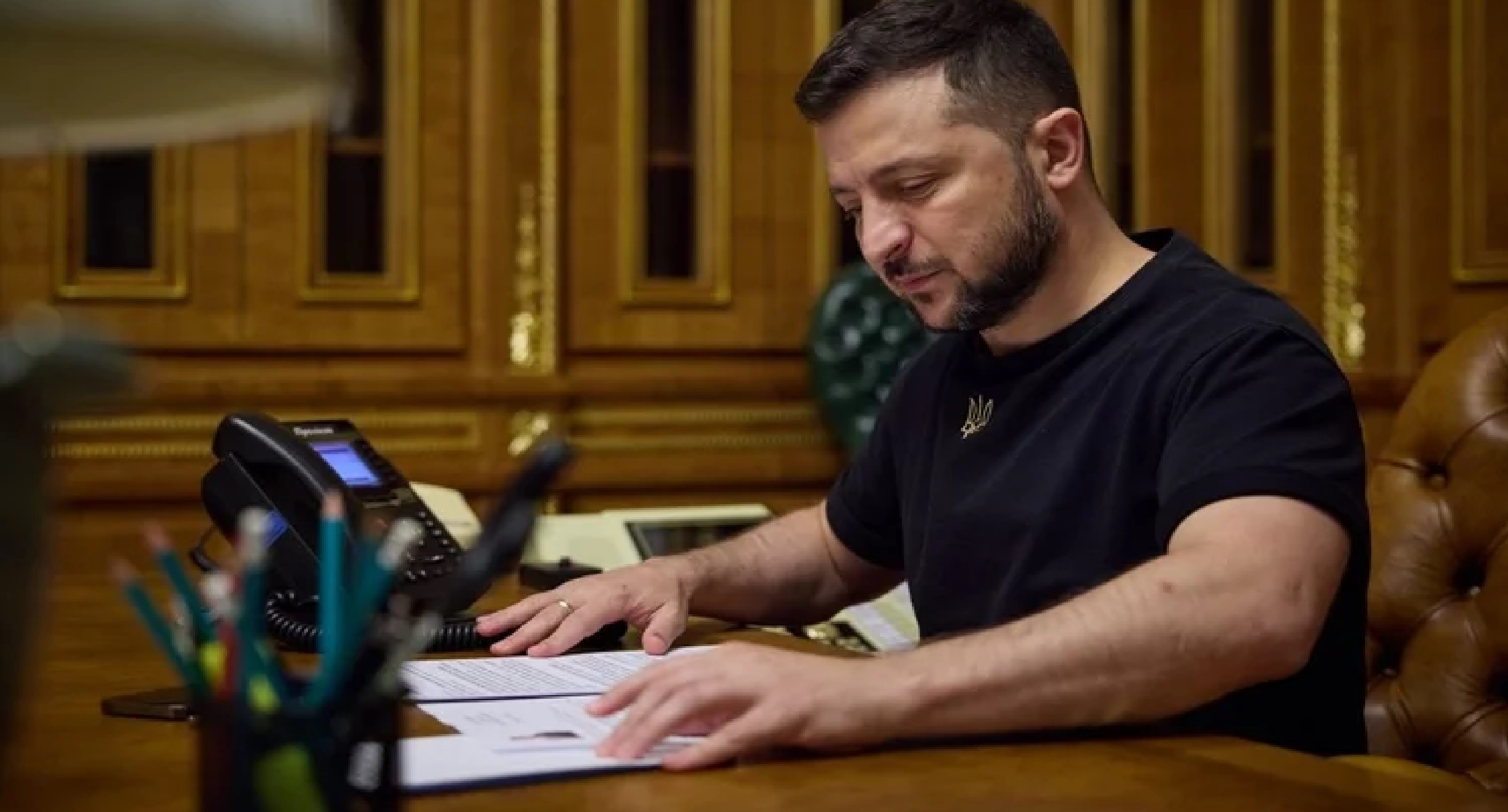 Зеленский продлил мобилизацию и военное положение на Украине