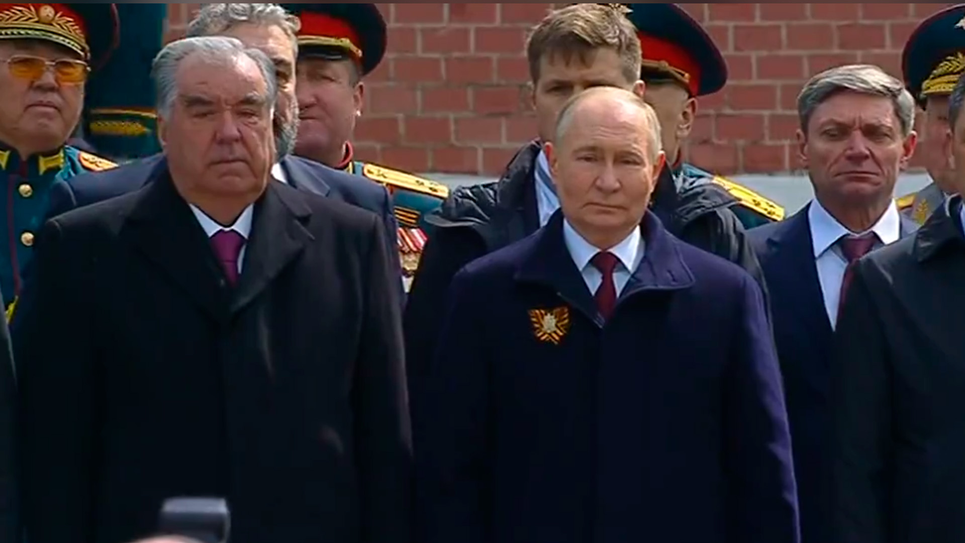 Путин возложил цветы к могиле Неизвестного Солдата в Александровском саду