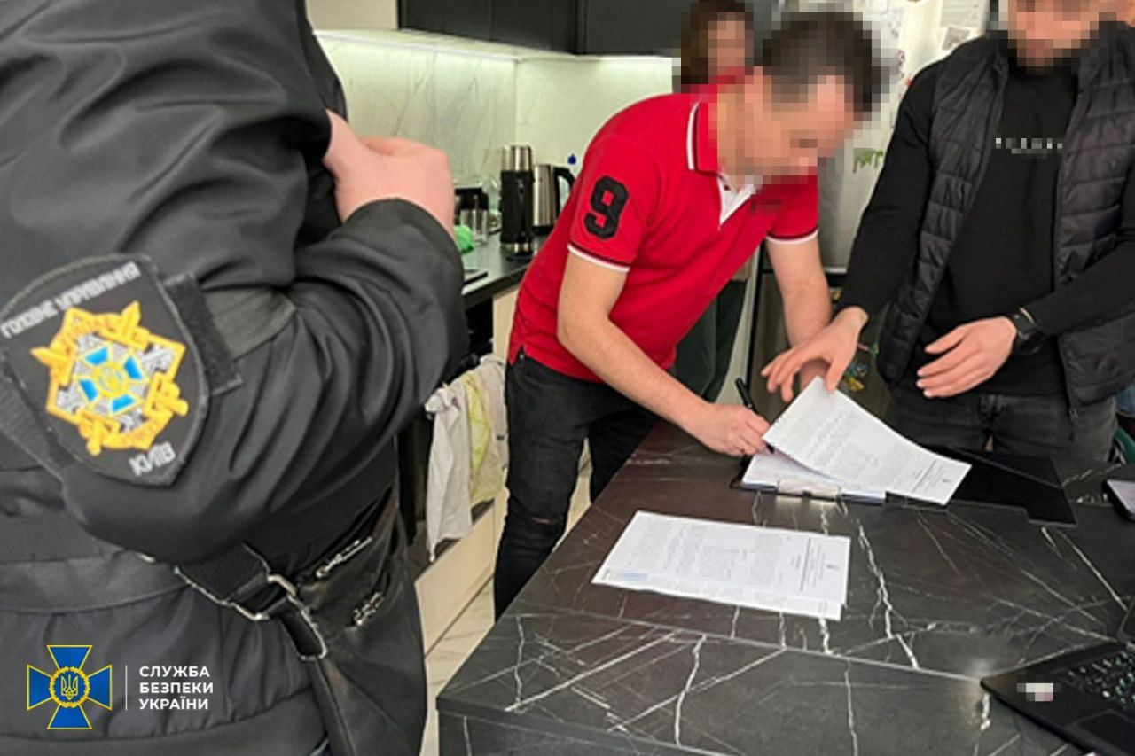СБУ задержала блогеров, снимавших вручение повесток в Киеве