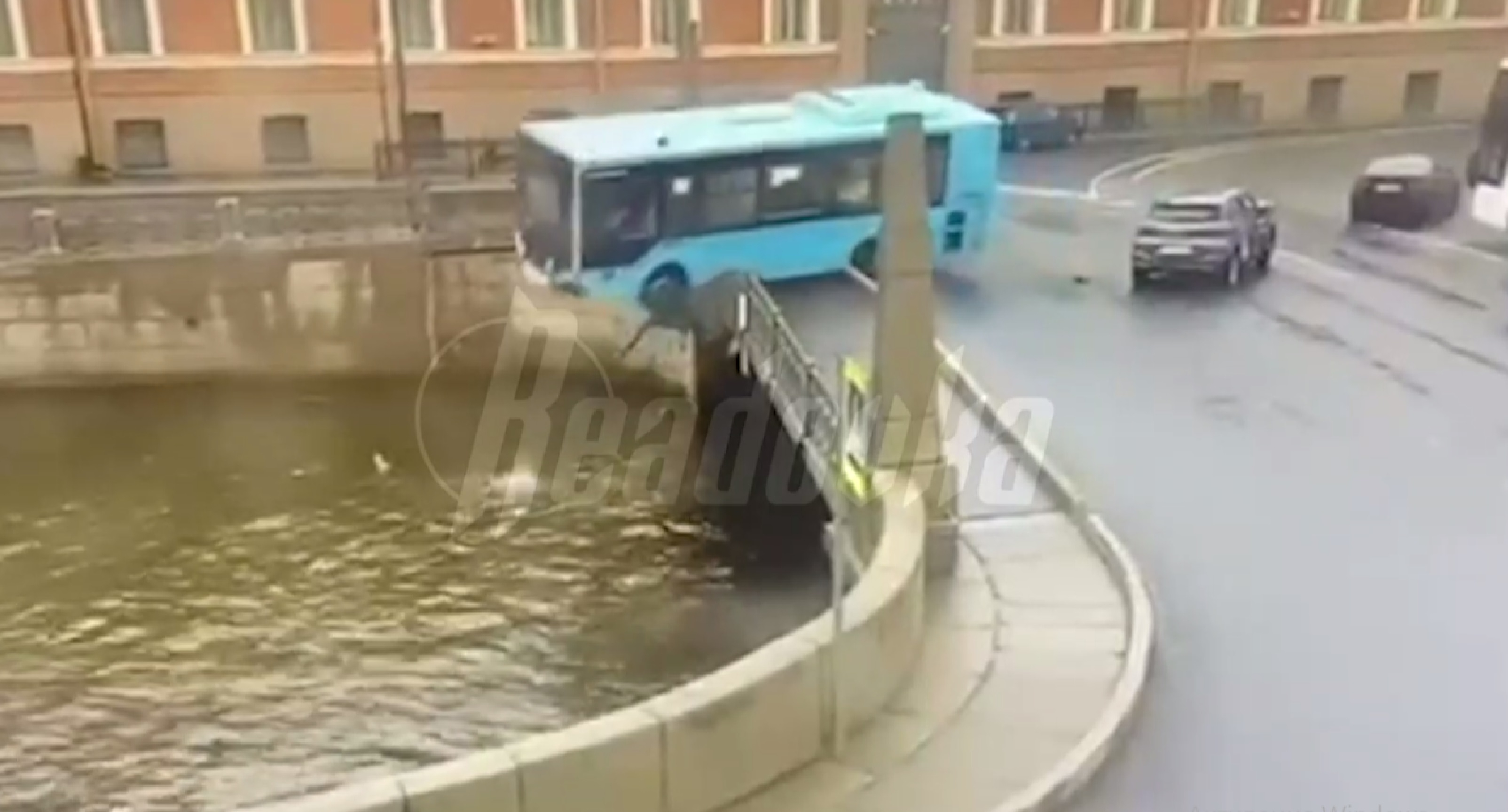 Момент аварии с автобусом в Петербурге попал на камеры видеонаблюдения
