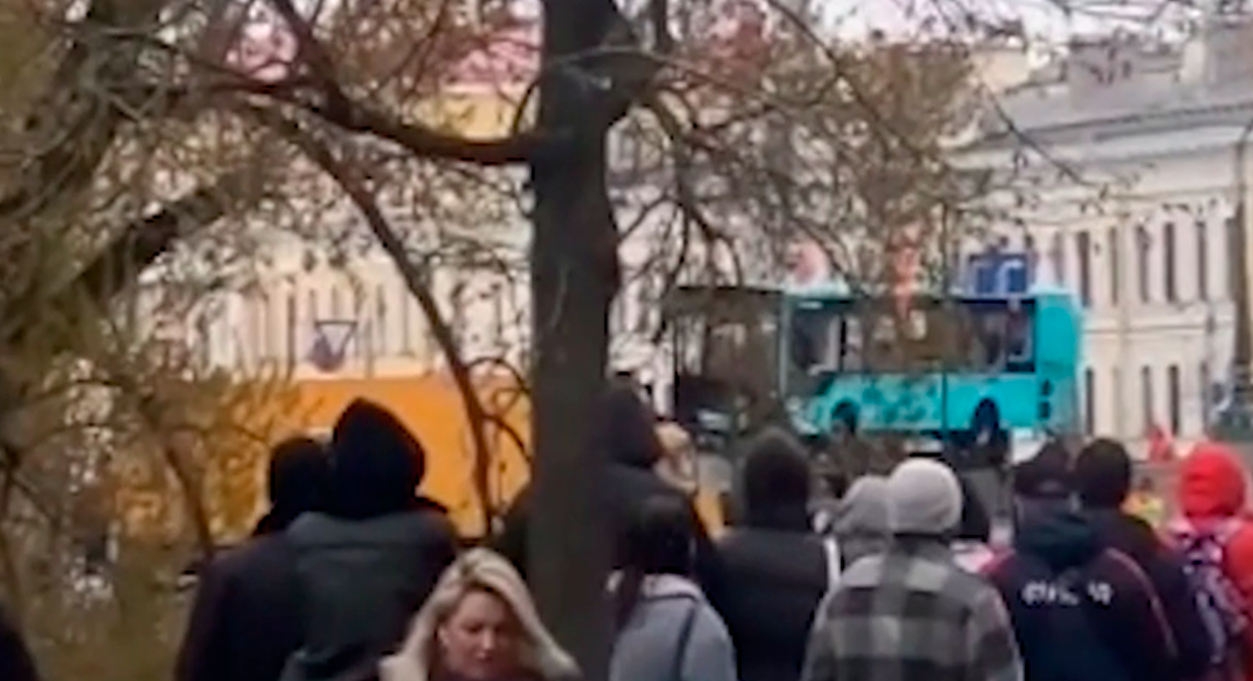 Упавший в Мойку автобус подняли из реки