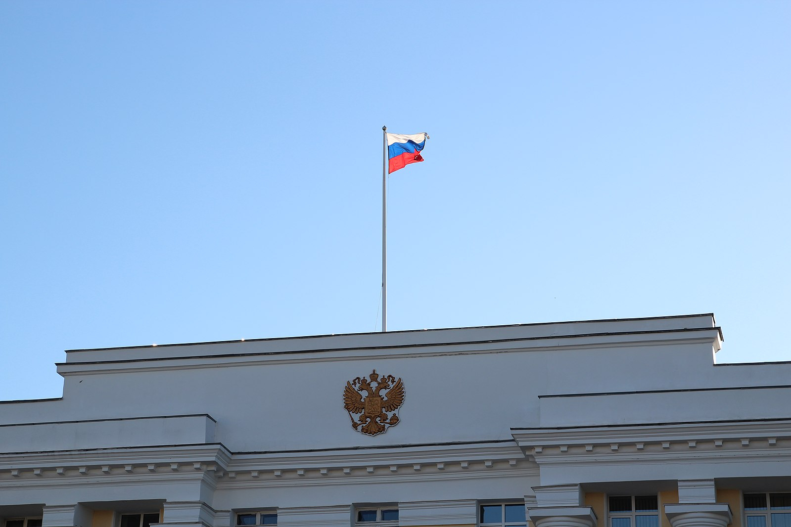 В Петербурге задержали вандала, осквернившего флаг России