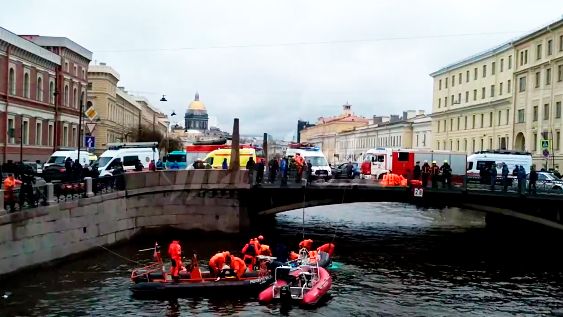 Водитель утонувшего в реке Мойке автобуса занимался незаконной миграцией