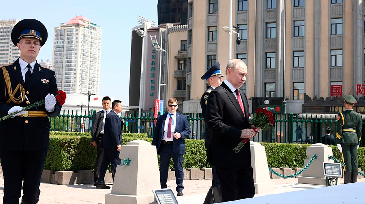 Путин возложил цветы к памятнику павшим советским воинам в Харбине