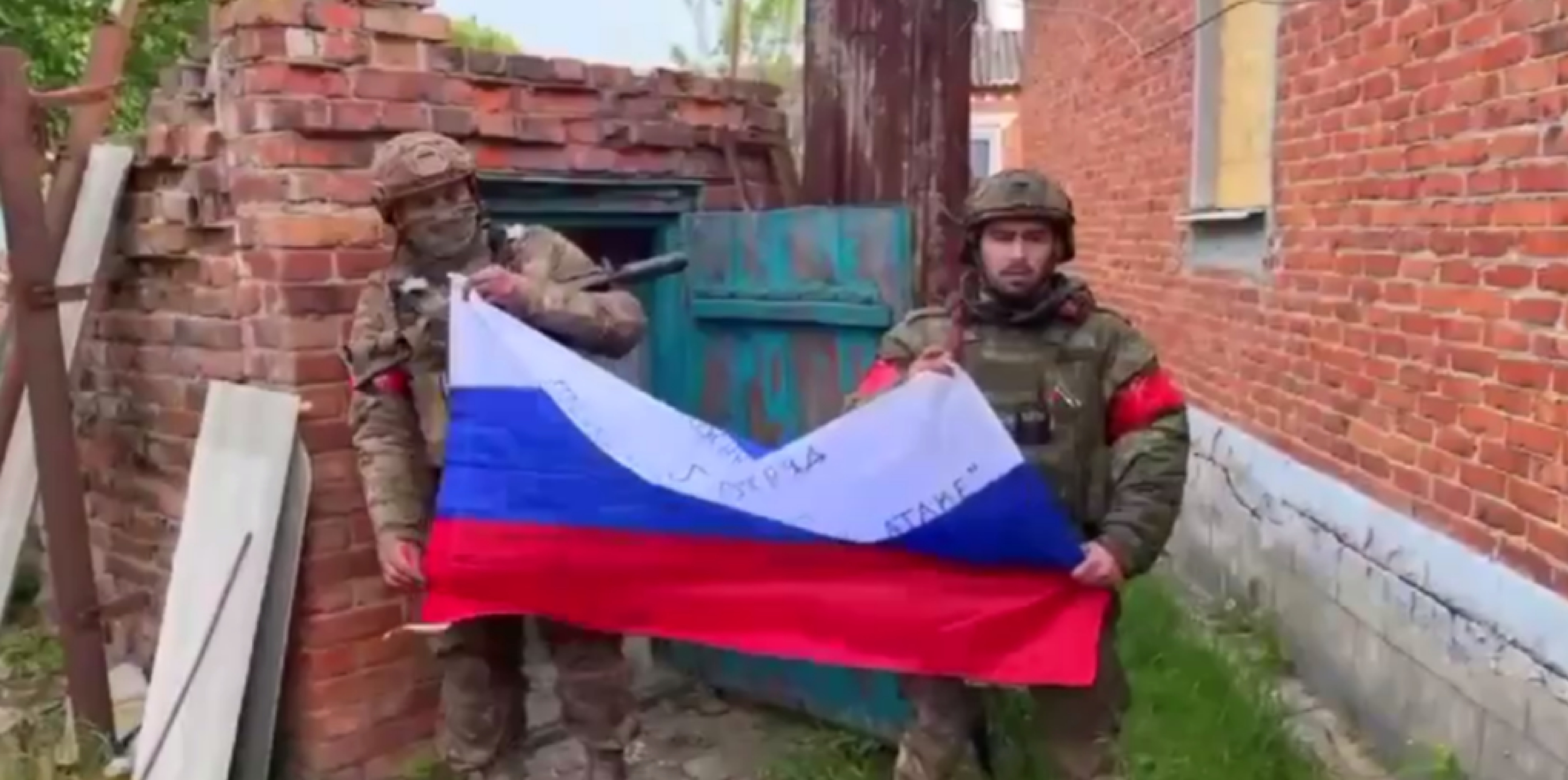 Русские бойцы развернули российский триколор в Волчанске