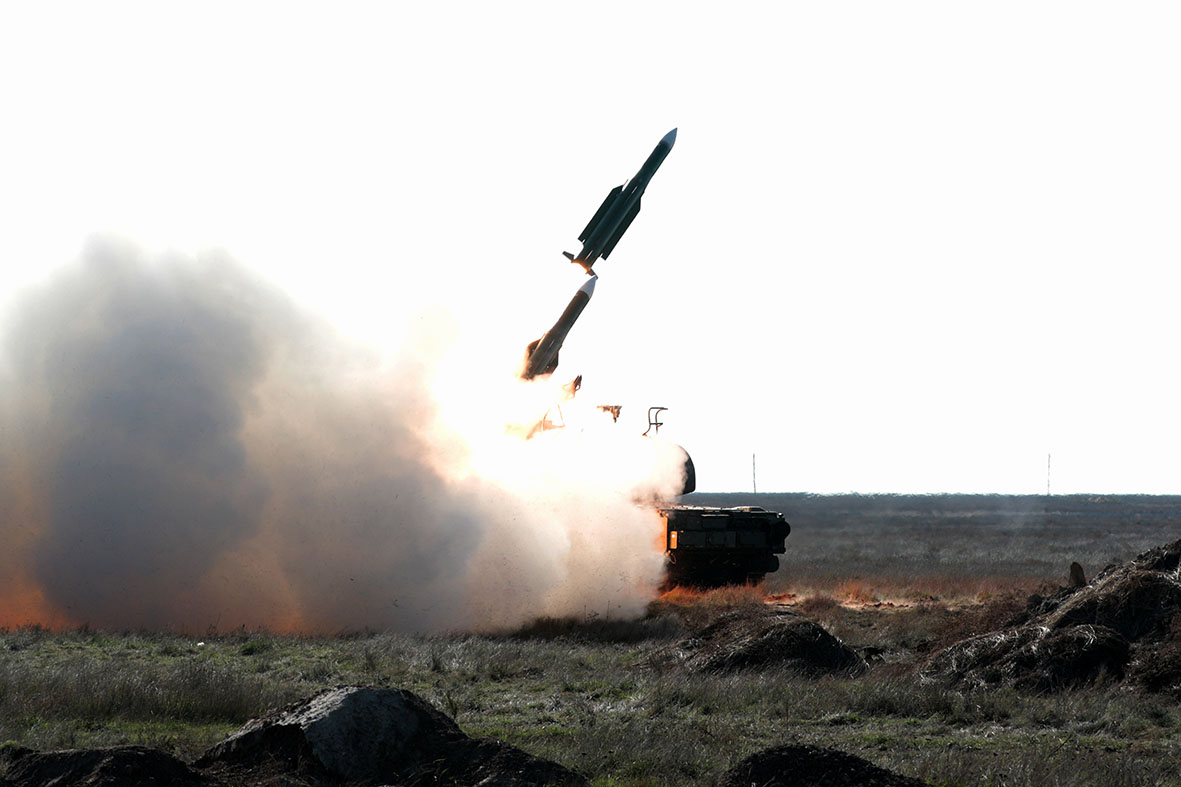 Российские военные уничтожили под Харьковом состав с техникой ВСУ