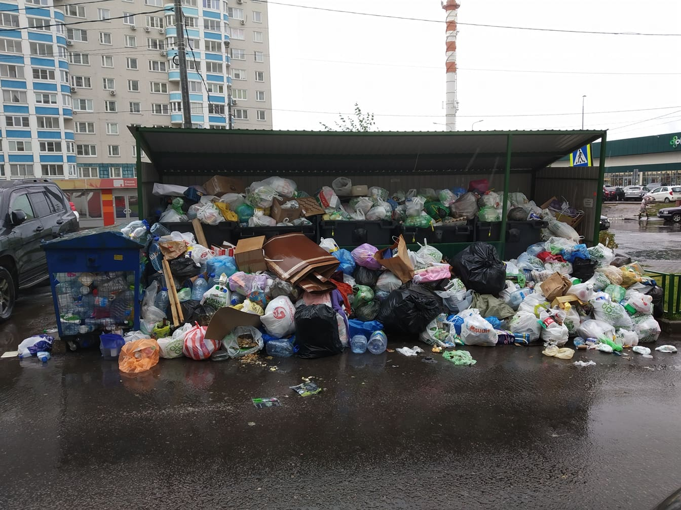 В Екатеринбурге сбежавший грабитель пытался скрыться в мусорном баке