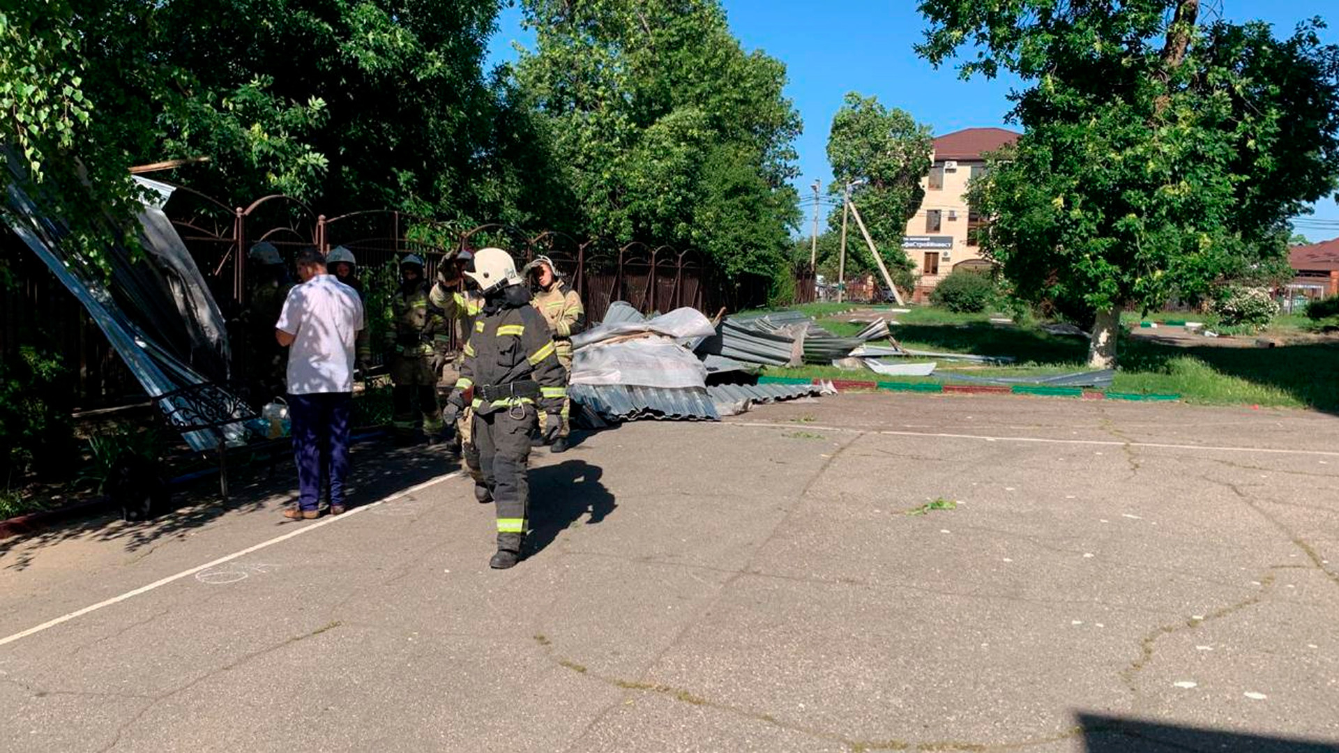 В Краснодаре во время последнего звонка ветер сорвал крышу со школы