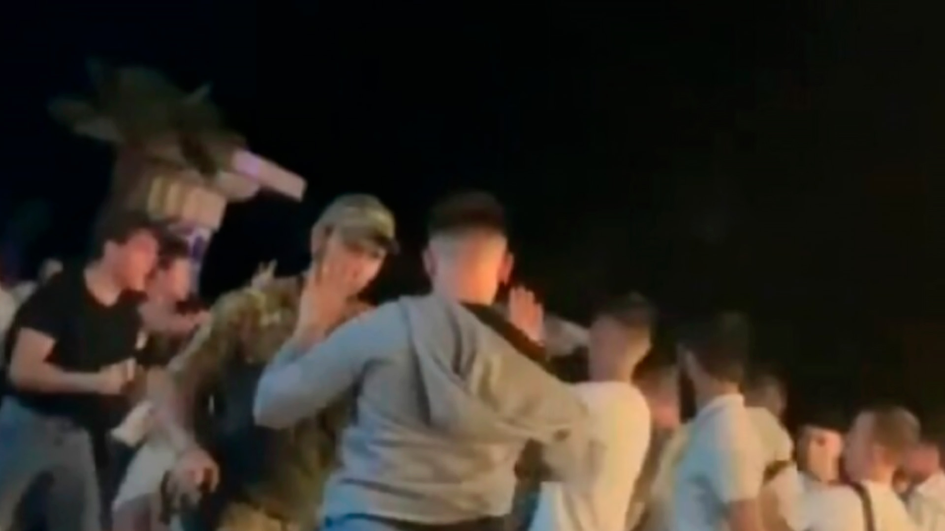 В Одессе гражданские сцепились в драке с военными