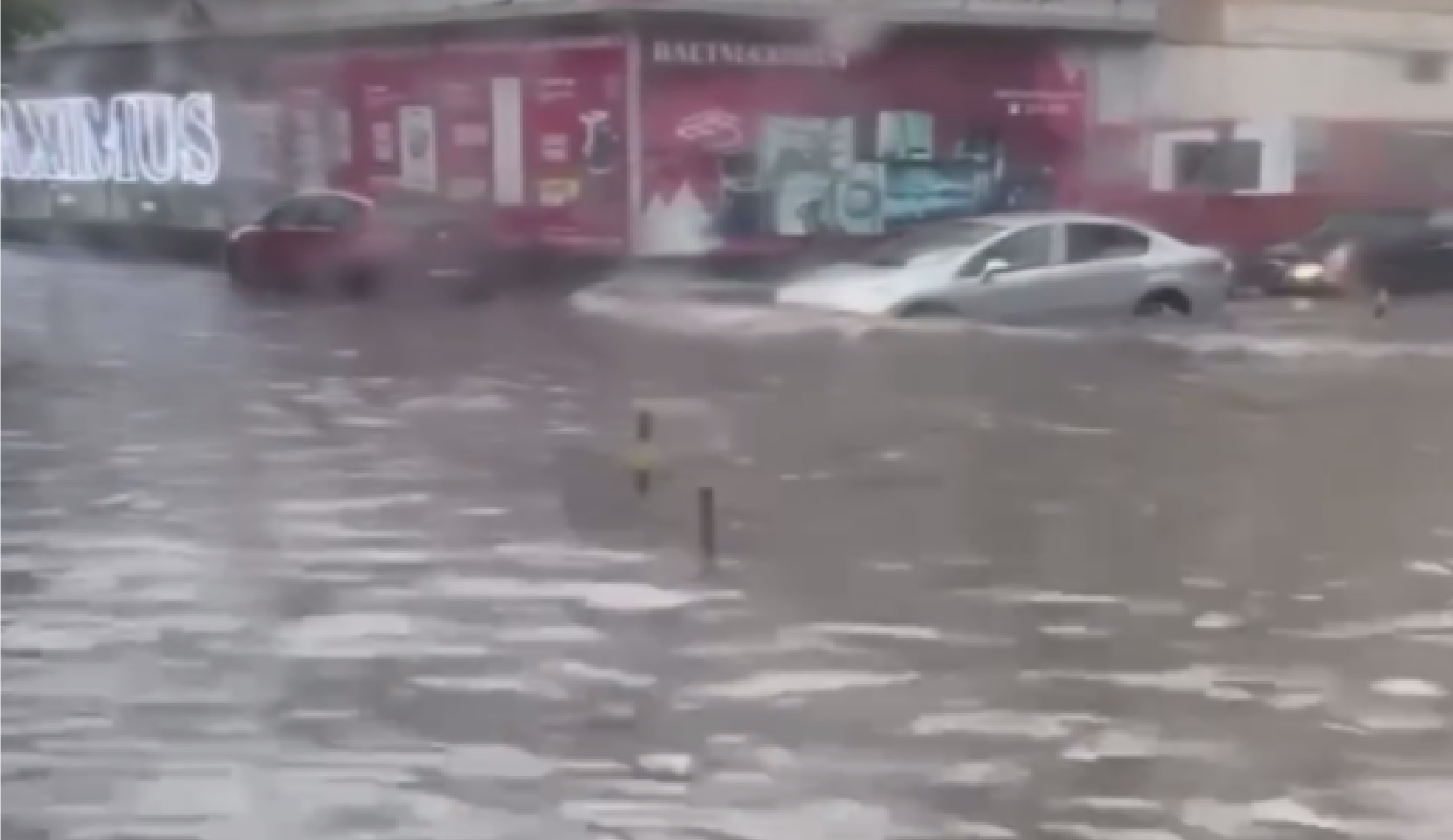 На Калининград обрушились мощные ливни с градом
